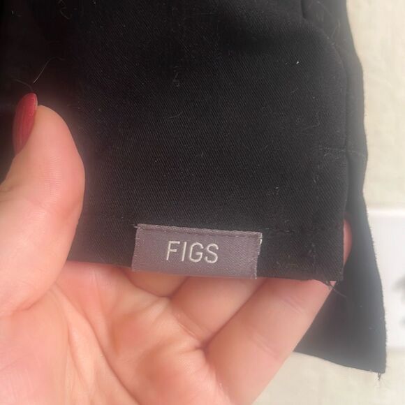 ✨Figs Nala Shortsleeve Black Sz Medium ScrubPolo✨ - Picture 7 of 10